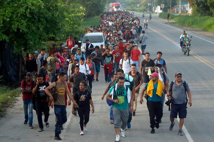 Migrantes de Centro América camina en la carretera que conecta la frontera de Guatemala con...