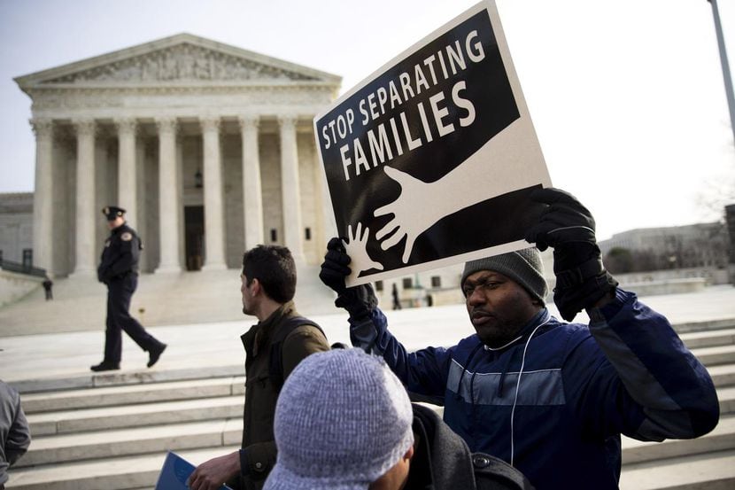 Una protesta de activistas pro-inmigrantes al pie de la Corte Suprema. (NYT/DOUG MILLS)
