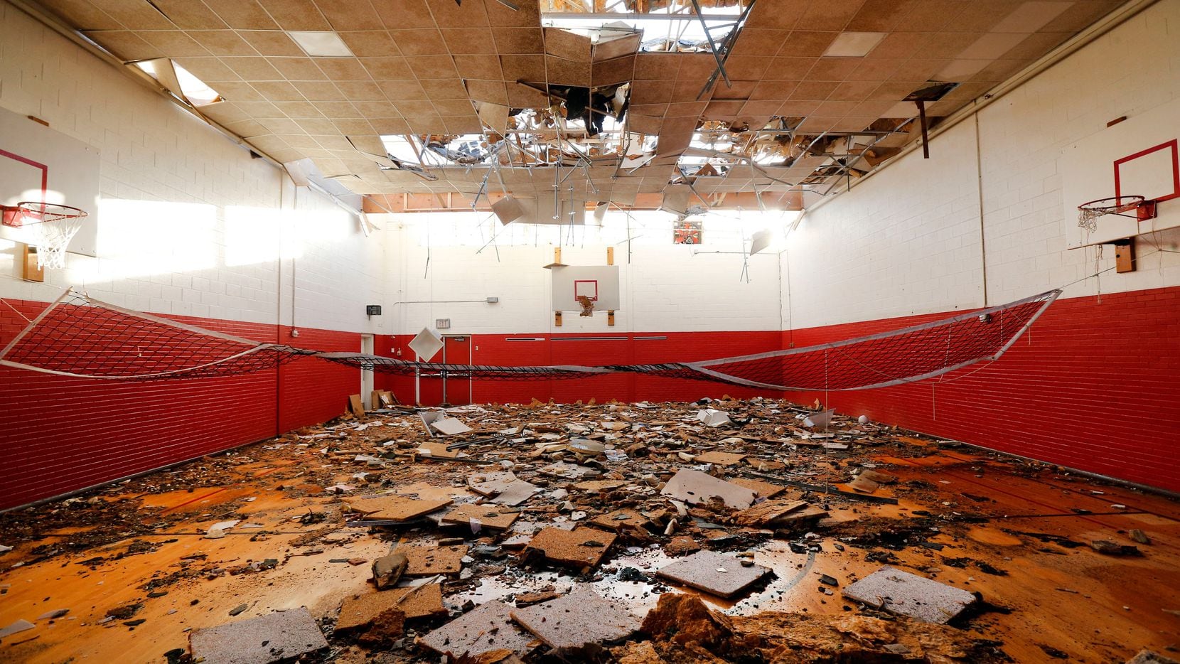 El gimnasio en la preparatoria Cary quedó así luego del tornado. Varias escuelas del área...
