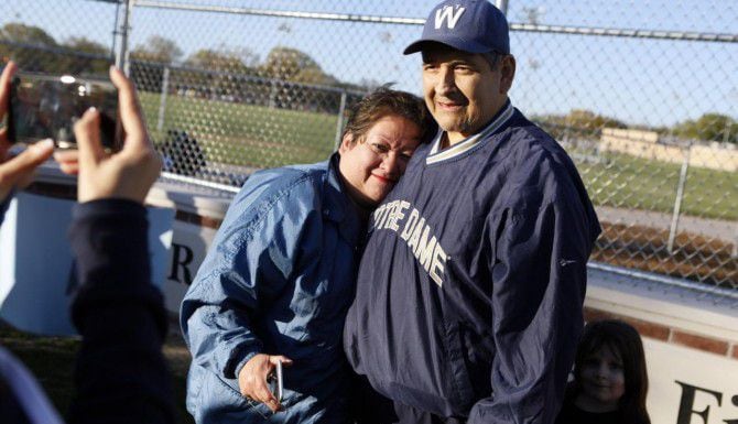 Diane Casiano (izq.) felicita a su hermano, el ex entrenador de beisbol juvenil Raymond...
