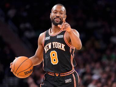ARCHIVO - Kemba Walker, base de los Knicks de Nueva York, da indicaciones durante un partido...