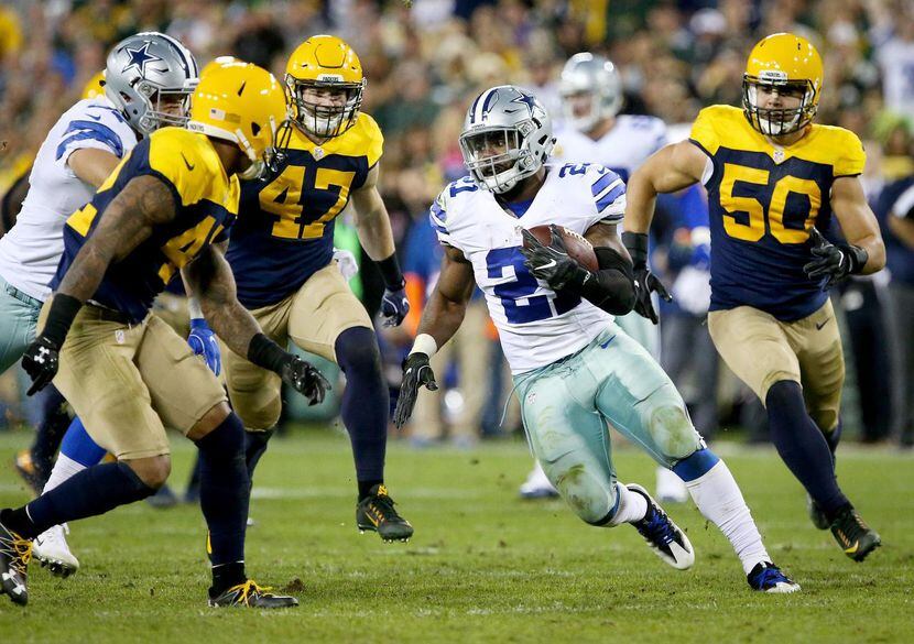 Ezekiel Elliott (21) y los Cowboys vencieron en la Semana 6 a los Packers de Green Bay en el...
