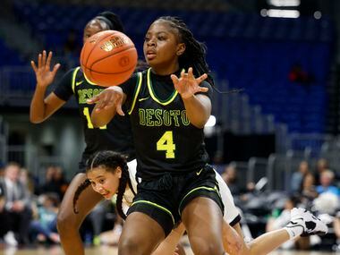 DeSoto guard Ja'Mia Harris (4) makes a pass during the third quarter of a Class 6A state...