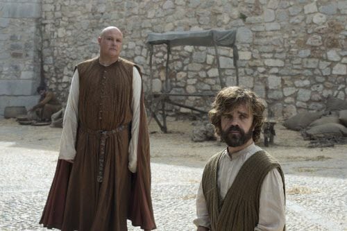 Lord Varis yTyrion Lannister tienen la misión de administrar un pueblo en plena rebeldía. HBO