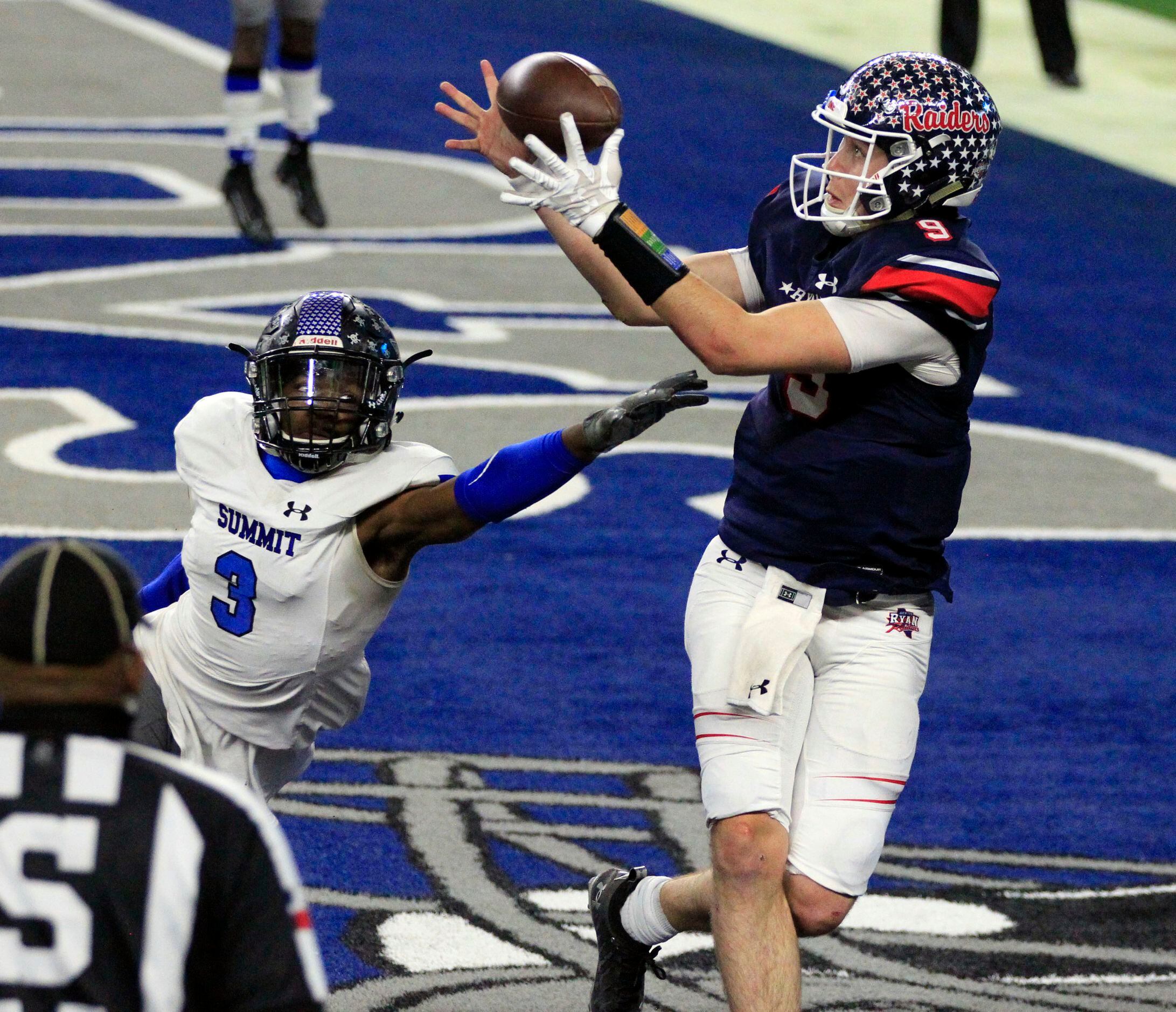 Denton Ryan Seth Henigan (9) catches a touchdown pass over Mansfield Summit’s Ahmaad Moses...