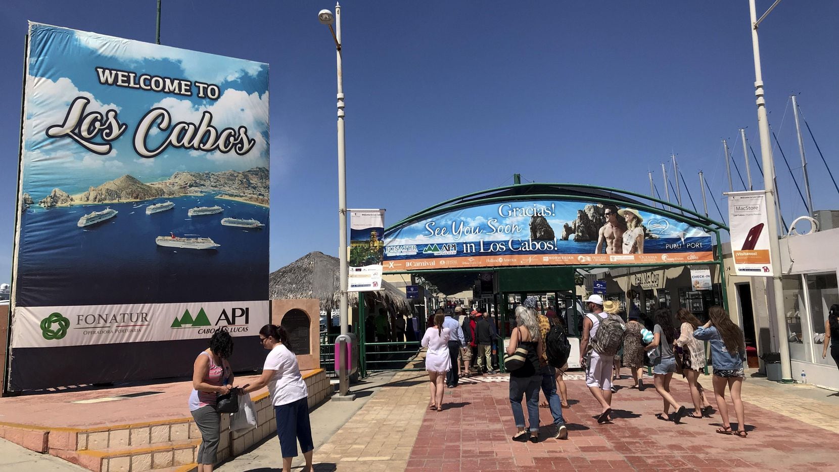Turistas a su llegada a Cabo San Lucas, uno de los destinos en México preferidos por los...