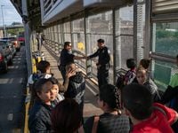 Agentes de migración vigilan la entrada al puente internacional que conecta a Matamoros,...