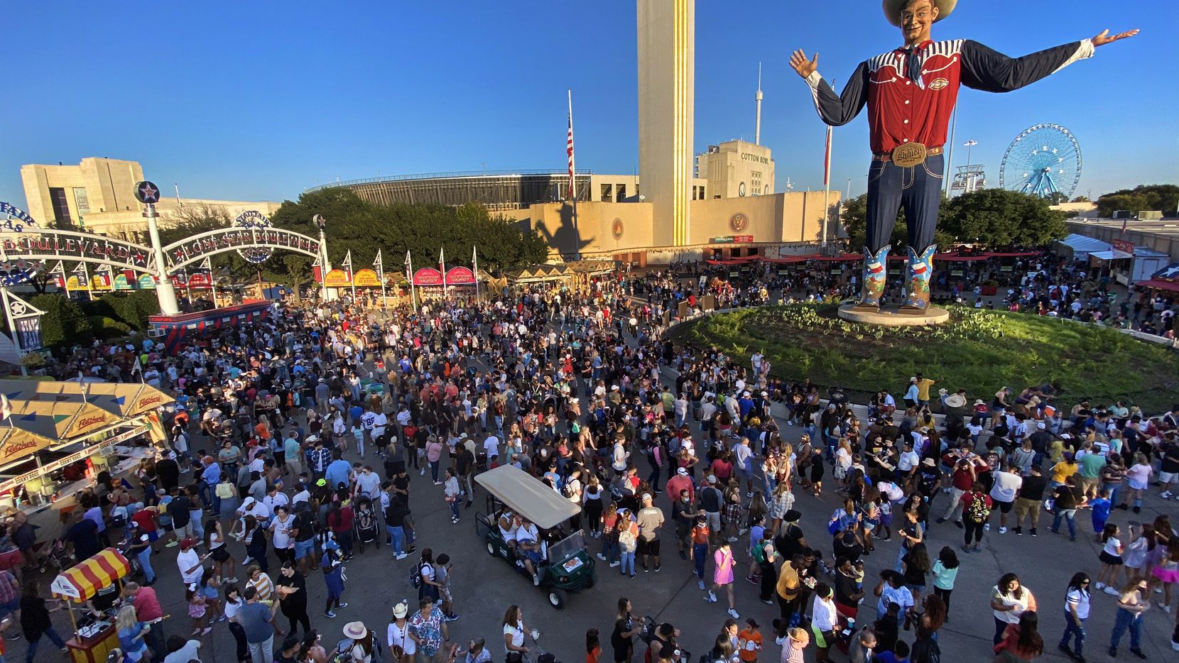 La multitud disfrutando de la Feria Estatal junto a Big Tex, en el Fair Park de Dallas, el...