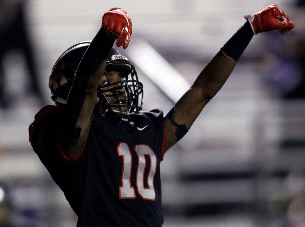 Lake Highlands receiver Dreveon Eatmond (10) celebrates in the end zone following his second...