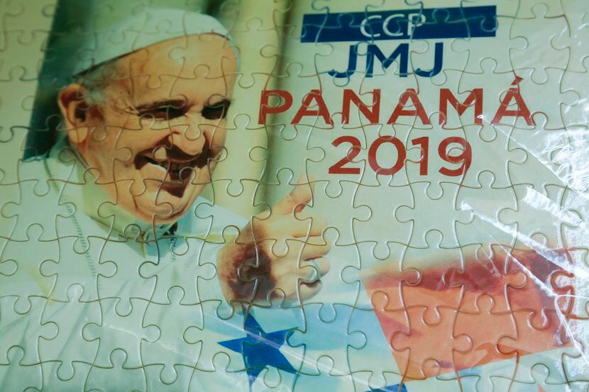 Un crucigrama con la imágen del papa Francisco se vende en las calles de Panamá, en...