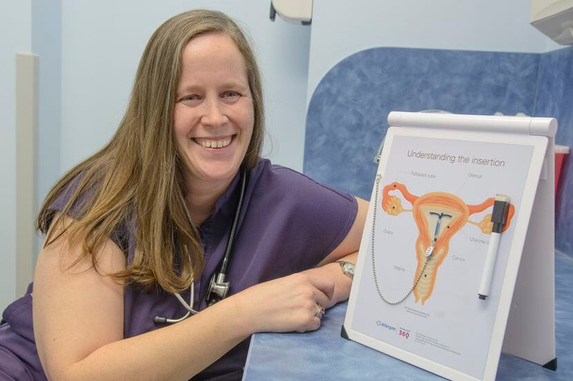 La ginecóloga Shanna Combs muestra como se introduce un dispositvo intrauterino en su...