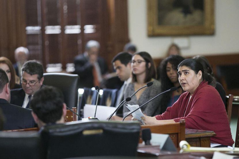 Sylvia Martínez, de Austin, manifiesta su oposición a la ley SB4 durante una audiencia...
