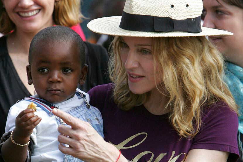 En esta foto del 19 de abril del 2007, Madonna carga a su hijo adoptivo David Banda en...