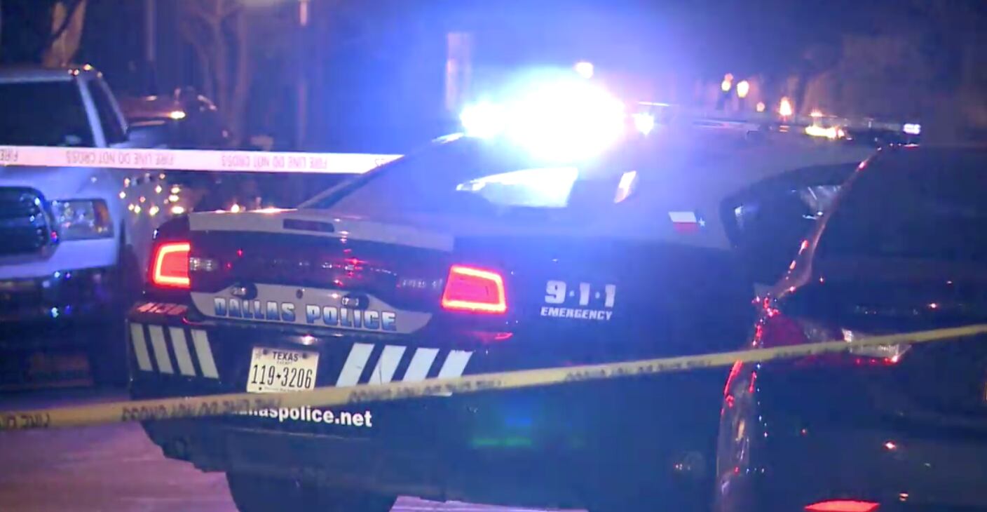 Un carro de la policía de Dallas en la escena de un tiroteo fatal en Uptown, en mayo de 2020.