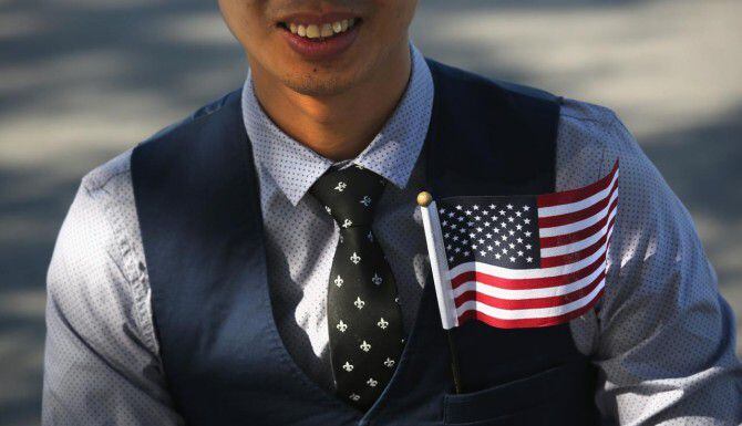 Un inmigrante filipino se apresta a nacionalizarse en Liberty State Park, en Jersey City....