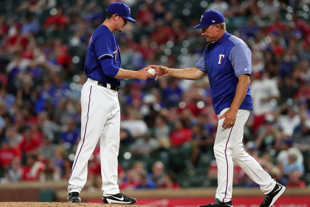 ARLINGTON, TX - SEPTEMBER 14:  Jeff Banister #28 of the Texas Rangers pulls Nick Gardewine...