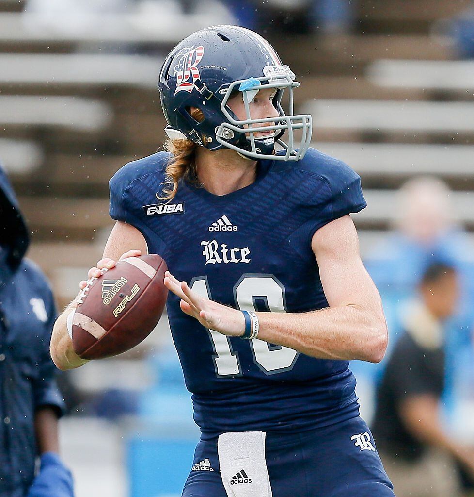 HOUSTON, TX - OCTOBER 24:  Tyler Stehling #10 of the Rice Owls throws some warmup tosses...