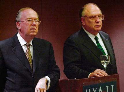En esta fotografía de archivo del 28 de junio de 2000, John W. Rowe, a la izquierda, y...