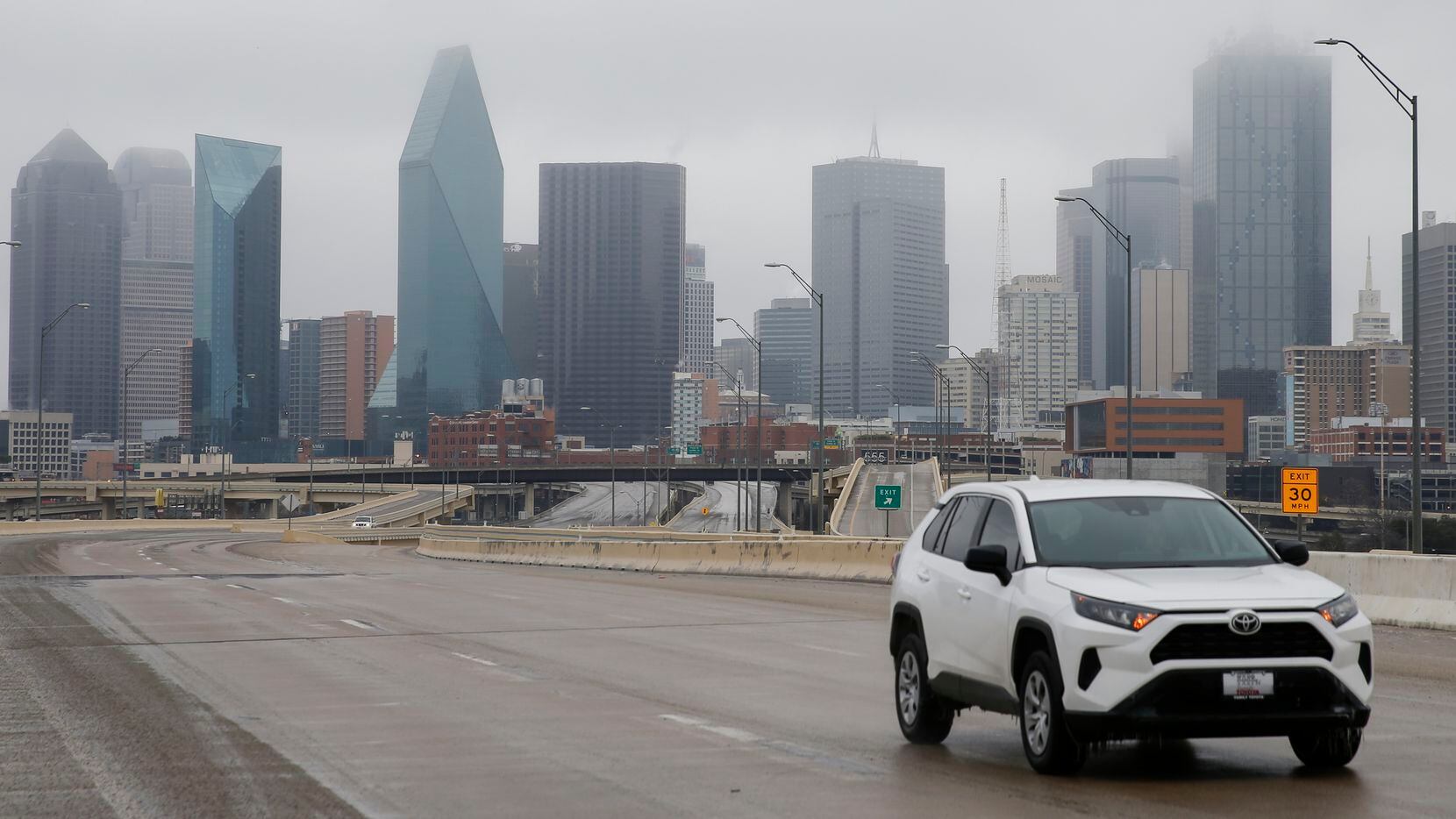 Los conductores en Dallas deberán tener precaución cuando manejen en puentes y pasos...