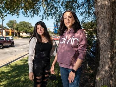 Perla Gómez, a la derecha, y su hija, Frida Sánchez, recibieron una segunda dosis de la vacuna Pfizer en las afueras de Walkreens en Dallas el 31 de octubre. Madre e hija viajaron desde Puebla, México para recibir una segunda dosis.