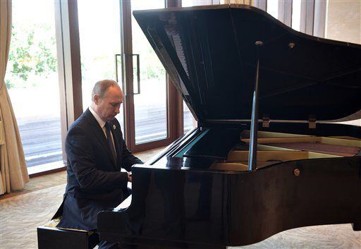 El presidente ruso Vladimir Putin toca el piano antes de reunirse con el presidente chino ...