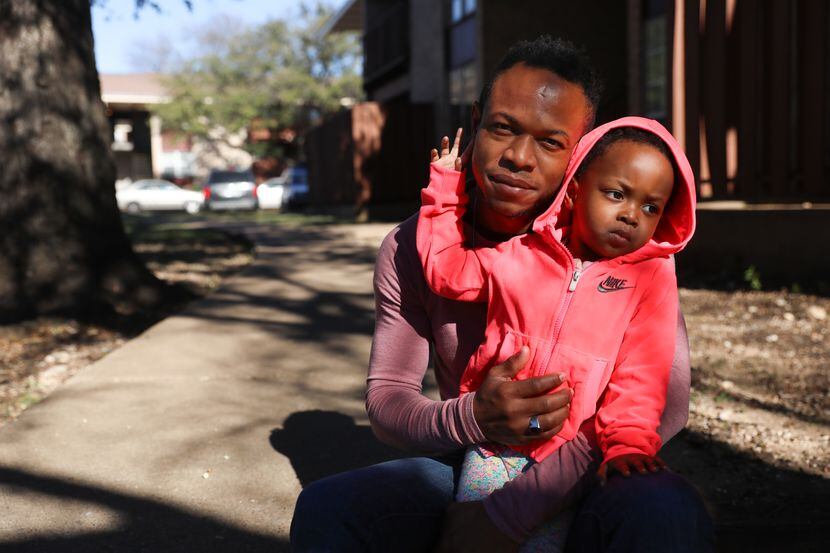 Berno Cherestan junto a su hija Bernie, de 2 años. La familia de origen haitiano recibió la...