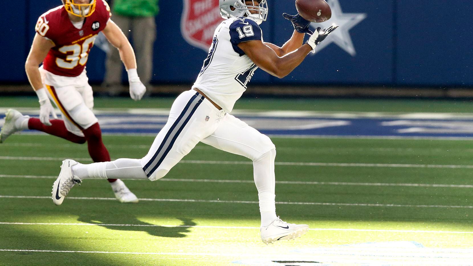 El receptor de los Cowboys de Dallas, Amari Cooper, captura un pase ante el equipo de Washington en el partido del 26 de noviembre de 2020 en el AT&T Stadium de Arlington.
