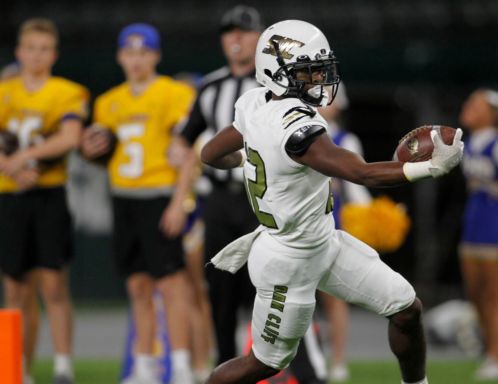 South Oak Cliff running back KeAndra Hollywood (12) eludes Frisco defenders enroute to a 2nd...