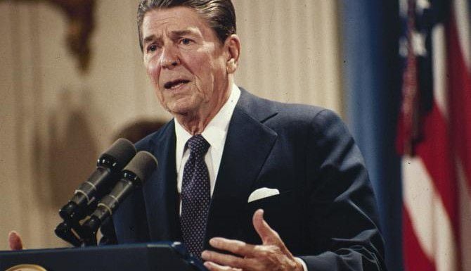 
				El presidente Ronald Reagan extendió los beneficios de la amnistía de 1986 a los...