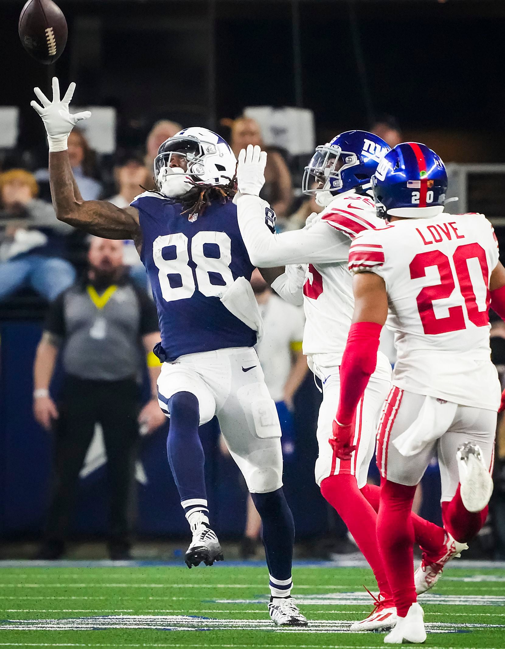 NFL: CeeDee Lamb's one-handed TD grab lifts Cowboys over Giants - Los  Angeles Times