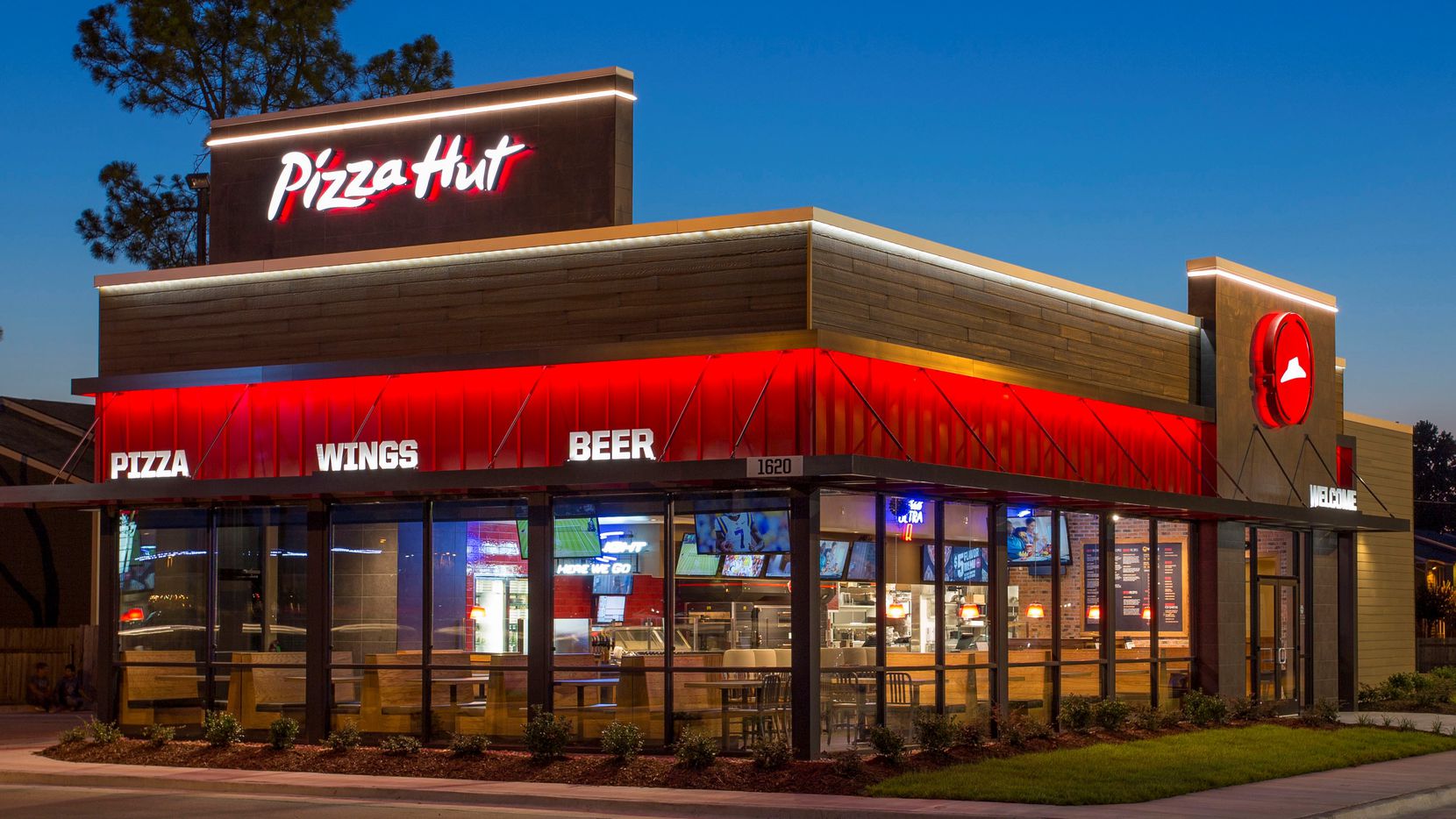 Una operadora de franquicias de Pizza Hut anunció el cierre de 300 restaurantes.