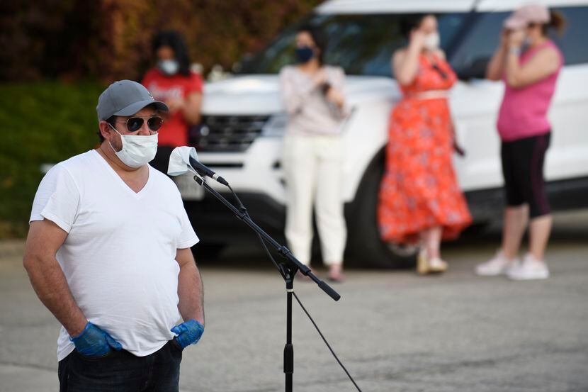 Alex Cervantes, un empleado de Quality Sausage en West Dallas, aseguró ser positivo por...