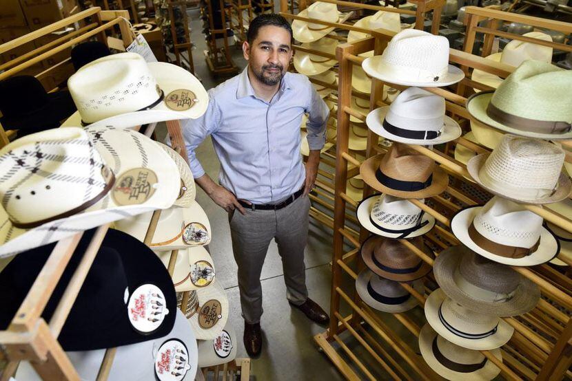 Víctor Cornejo tiene una amplia línea de sombreros en Milano Hat Company.