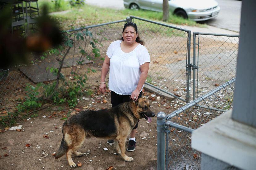 Julieta Vásquez dice que su perro, Tic-Tac, ayuda a vigilar la casa en un vecindario con...