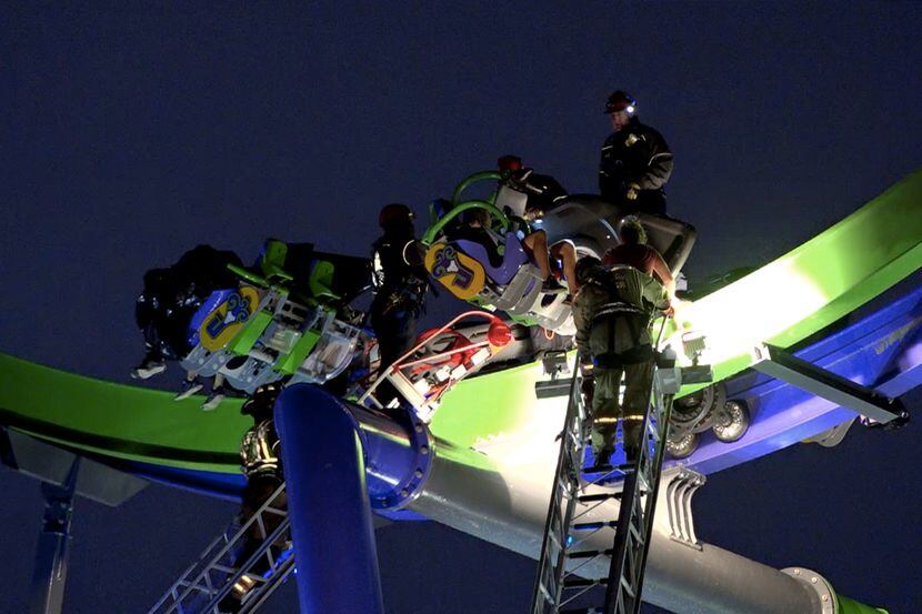 Ocho pasajeros de un carro de la montaña rusa The Joker se quedaron varados la medianoche...