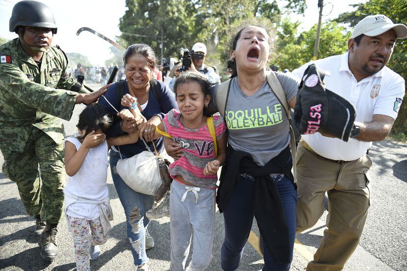 Miembros de la Guardia Nacional y del Instituto de Migración de México detienen a una...