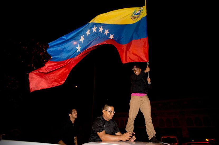 Simpatizantes de la oposición festejan los resultados de la elección del domingo, en el que...