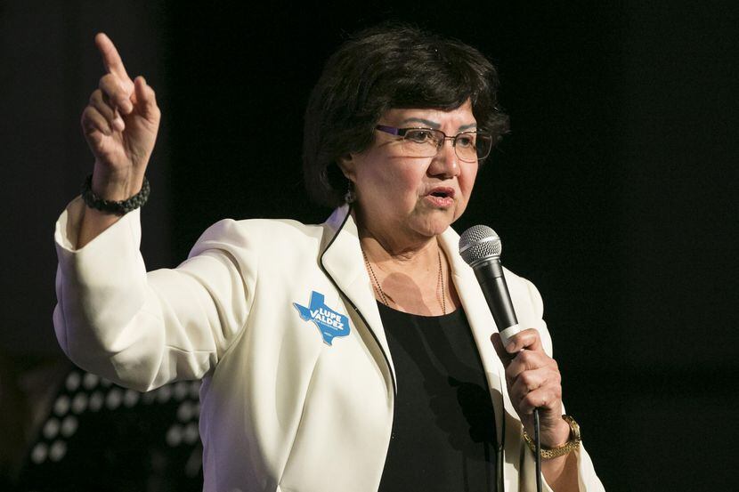 Un arma de Lupe Valdez, candidata a gobernadora de Texas, se extravió luego de que ella dejó...