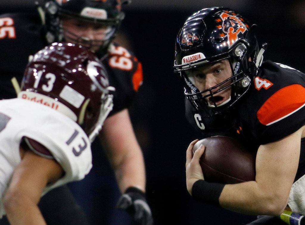 Aledo quarterback Jacob Bishop (4) eyes the defensive pursuit of Ennis defender Cam'Ren Stevens (13) during first half action. The two teams played their Class 5A Division ll Regional final playoff football game at Frisco Center at The Star in Frisco on December 6, 2019. (Steve Hamm/ Special Contributor)