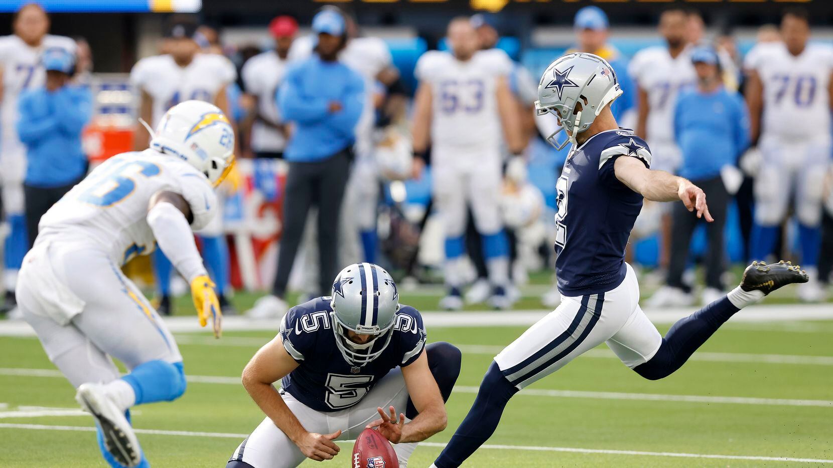 El pateador de los Cowboys de Dallas, Greg Zuerlein (der), conecta un gol de campo ante los...