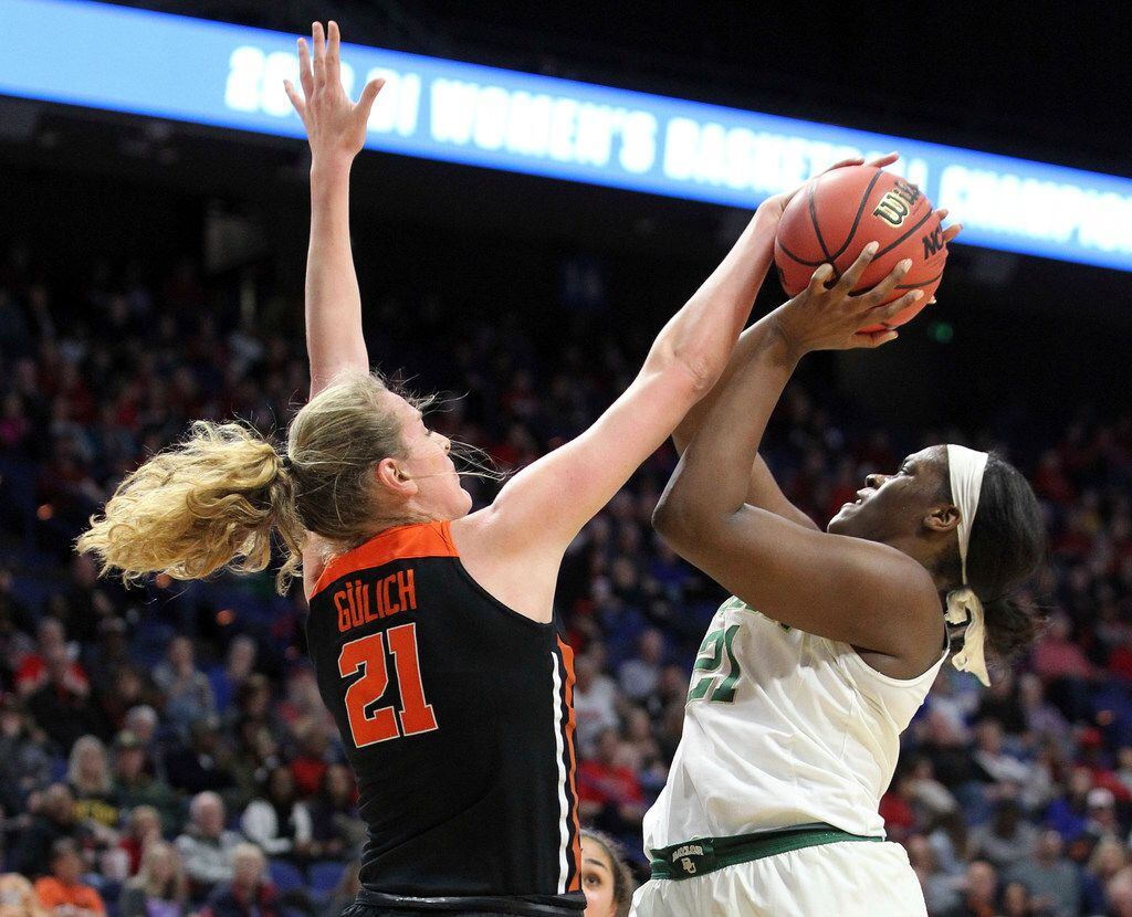 Baylor's Kalani Brown, right, has her shot blocked by Oregon State's Marie Gulich (21)...