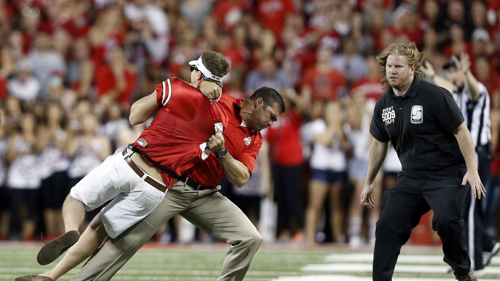 Introducir 31+ imagen coach tackles player from sideline ohio state