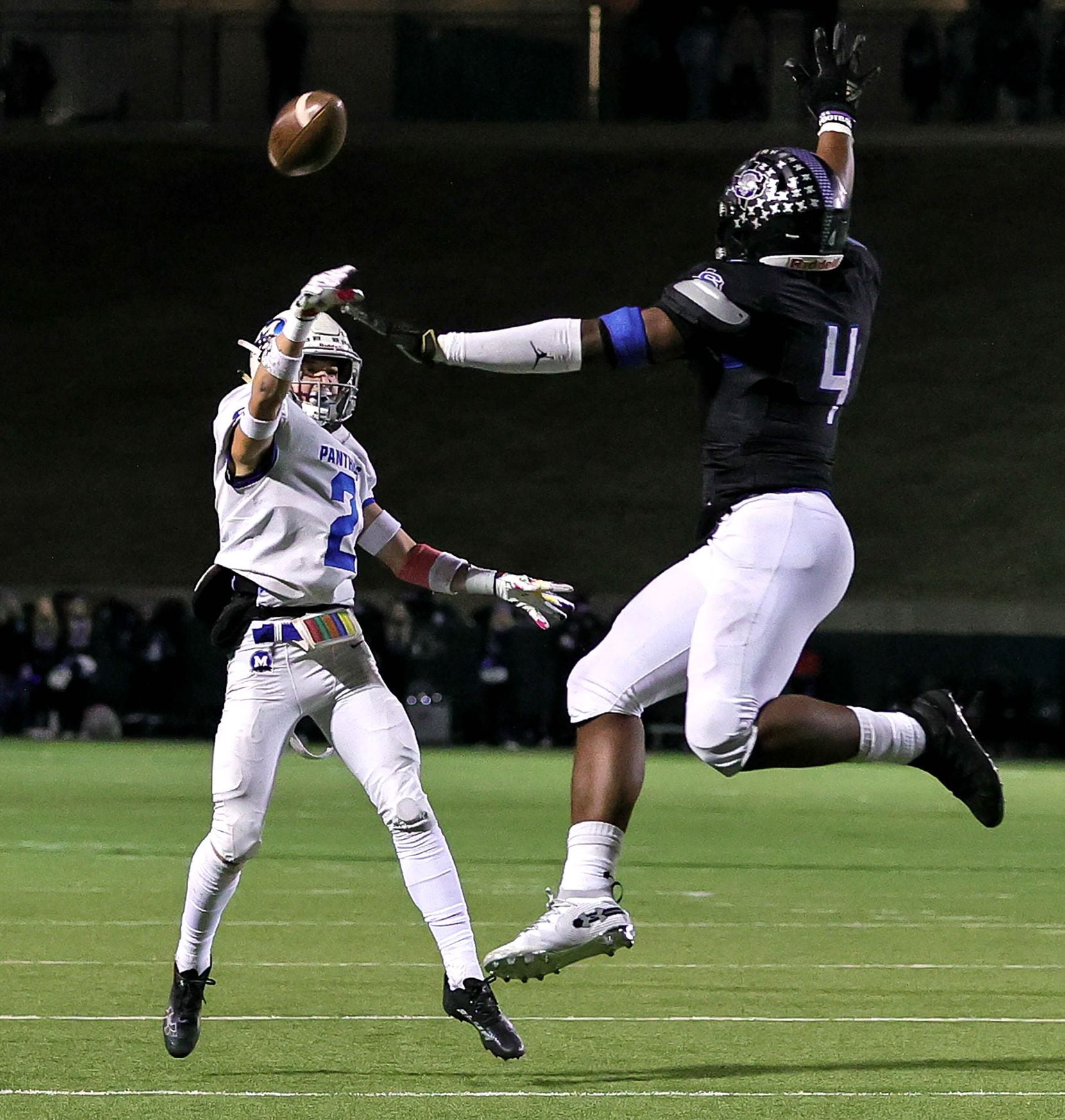 Midlothian wide receiver Carsen Bates attempts a pass over Mansfield Summit defensive lineman Joseph Adedire (4) during the first half of the 5A Division I Region I semifinal high school football playoff game played on November 26, 2021 at Gopher-Warrior Bowl in Grand Prairie.  (Steve Nurenberg/Special Contributor)