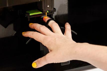 Sara Carruth se hace las uñas en la máquina robótica Clockwork que hace trabajos de...