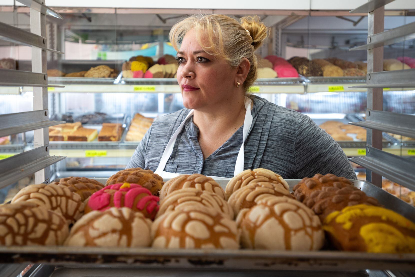 Cristina Enríquez es de Chihuahua, pero en la Panadería La Hacienda hornea pan dulce...