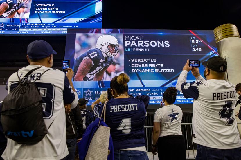 Aficionados de los Cowboys de Dallas reaccionaron con júbilo la elección de Micah Parsons,...