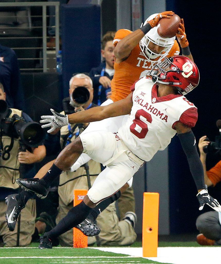 Texas Longhorns wide receiver Collin Johnson (9) comes down with a touchdown pass behind Oklahoma Sooners cornerback Tre Brown (6) in the third quarter of the Big 12 Championship at AT&T Stadium in Arlington, Texas, Saturday, December 1, 2018. The Sooners defeated the Longhorns, 39-27. (Tom Fox/The Dallas Morning News)