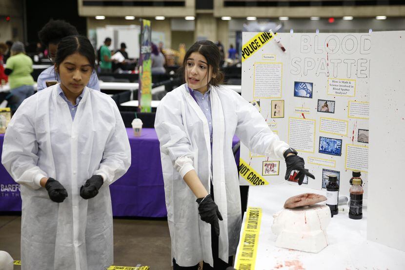 Destiny Corral y Jennifer Ortiz participaron en un experimento de medicina forense en la...