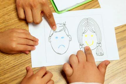 Estudiantes de prekínder identifican las expresiones en estas ilustraciones durante una...
