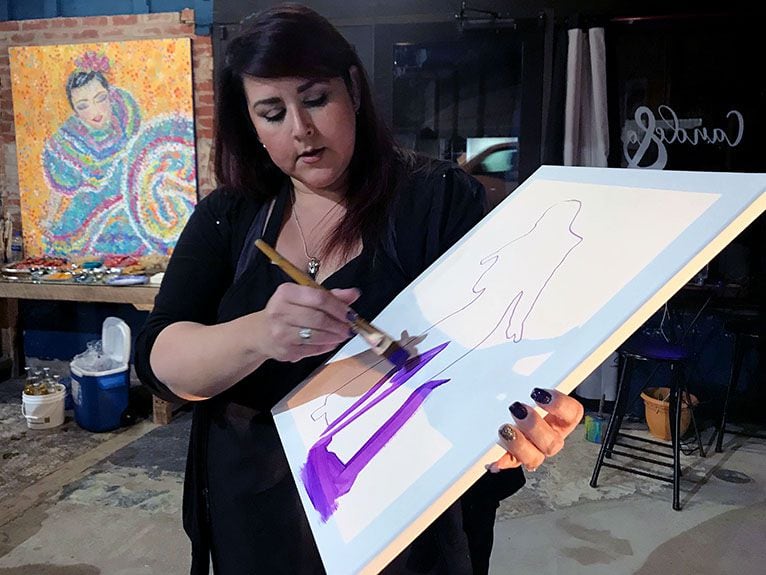Iris Candelaria, 39, da indicaciones a las participantes en un taller de arte sobre Selena,...